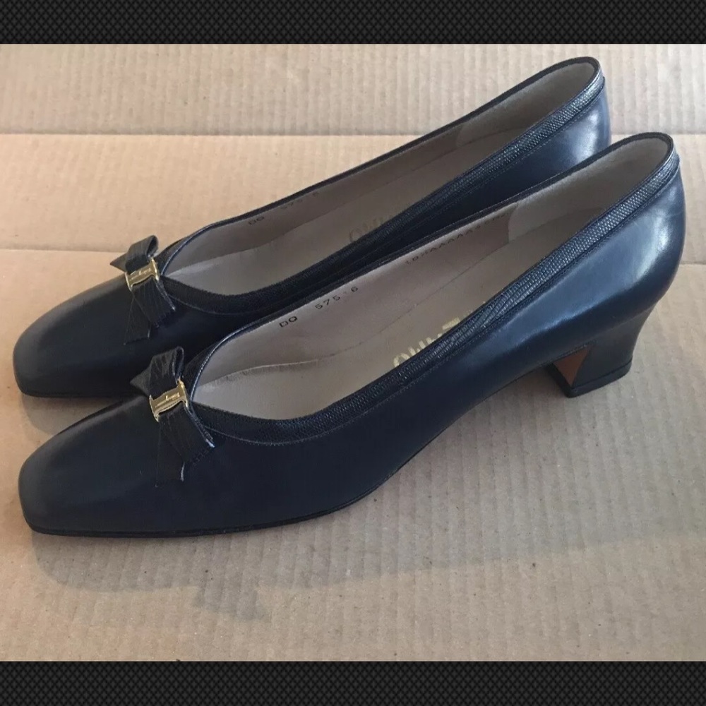 VINTAGE SALVATORE FERRAGAMO  BLACK LEATHER PUMPS - Picture 4 of 8